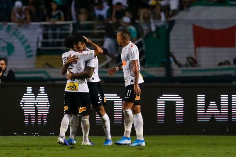 Jogadores do Timão festejam gol marcado contra o Palmeiras no empate, em 1 a 1, do último sábado (Foto: Ricardo Moreira/Lancepress!)