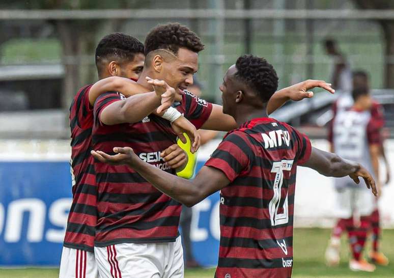 Rodrigo Muniz saiu do bando de reservas aos 41 minutos do segundo tempo e fez o gol da vitória quatro minutos depois (Foto: Marcelo Cortes/Flamengo)
