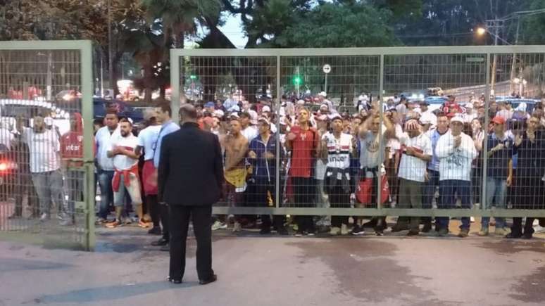 Grupo de torcedores protestou em frente ao Portão 1 do Morumbi (Foto: Alexandre Guariglia/Lancepress)