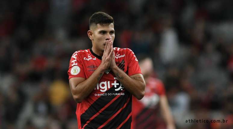 Bruno Guimarães é um dos desfalques confirmados para o duelo com o São Paulo (Foto: Miguel Locatelli/Site Oficial)