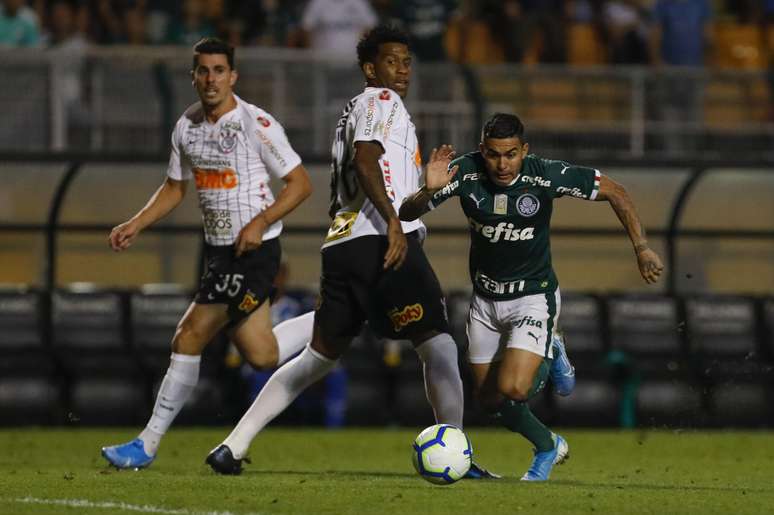 Palmeiras e Corinthians empatam no Pacaembu.