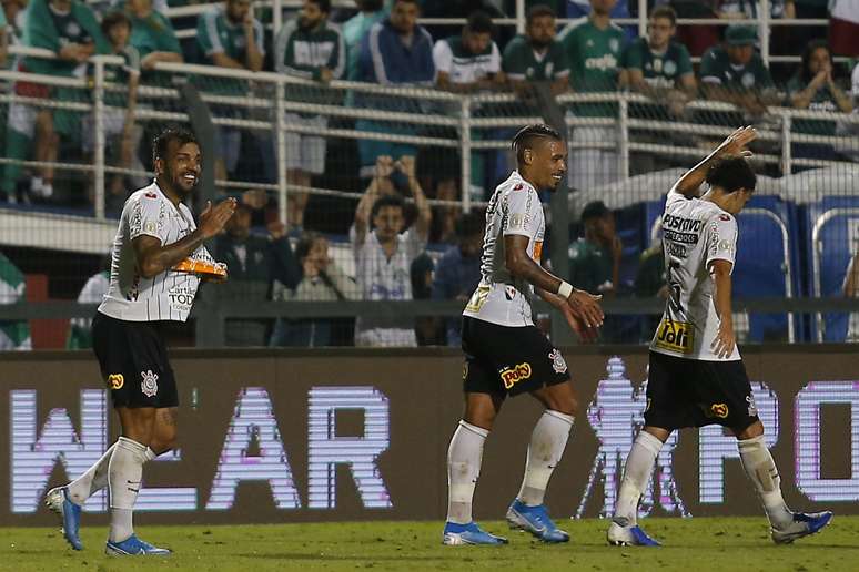 Com reviravoltas, Corinthians e Palmeiras empatam em jogo de
