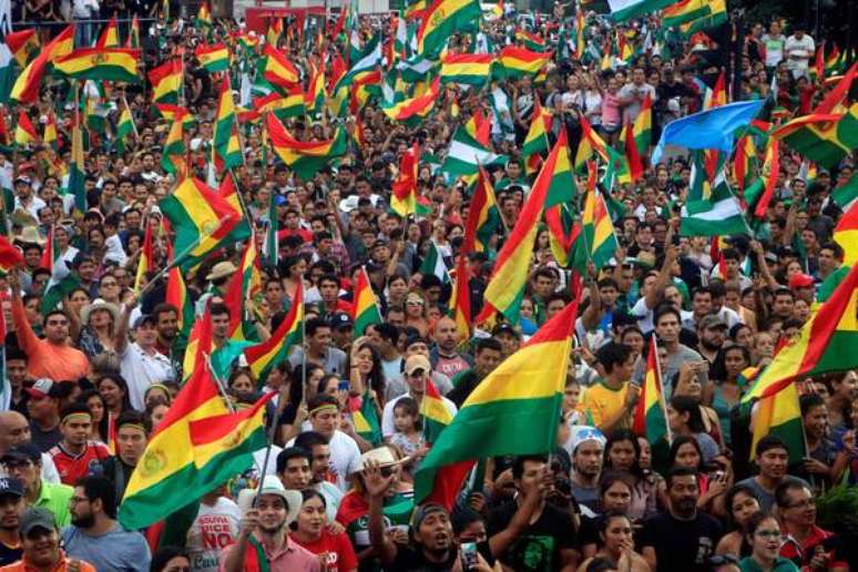 Bolivianos celebram renúncia de Evo Morales em La Paz