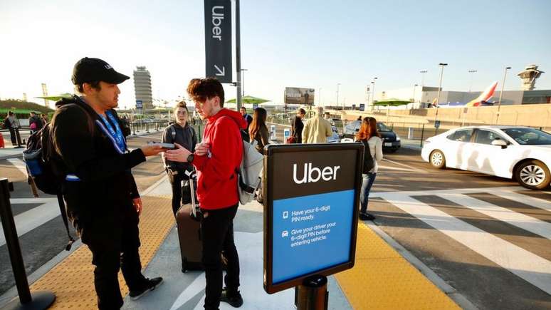 A revolução do Uber foi finalmente ter eliminado o intermediário no mundo do táxi, o que reduziu os custos de transporte