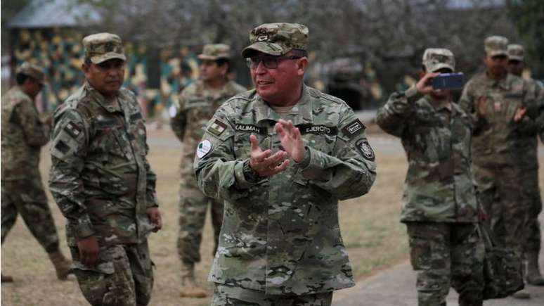 O general Williams Kaliman (centro) &eacute; o chefe do alto comando das For&ccedil;as Armadas da Bol&iacute;via