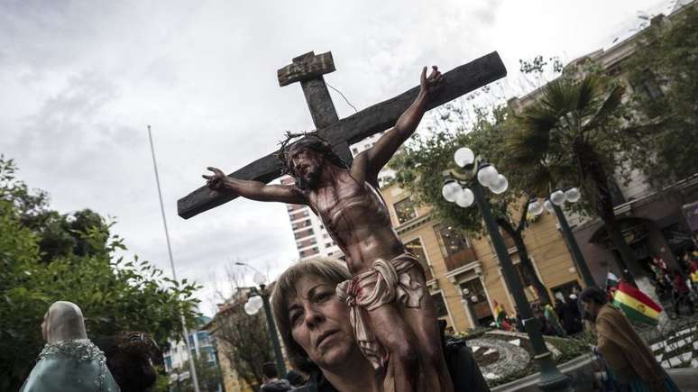 Camacho 'legitima sua postura autoritária com um discurso religioso ao estilo de Bolsonaro', diz pesquisador.