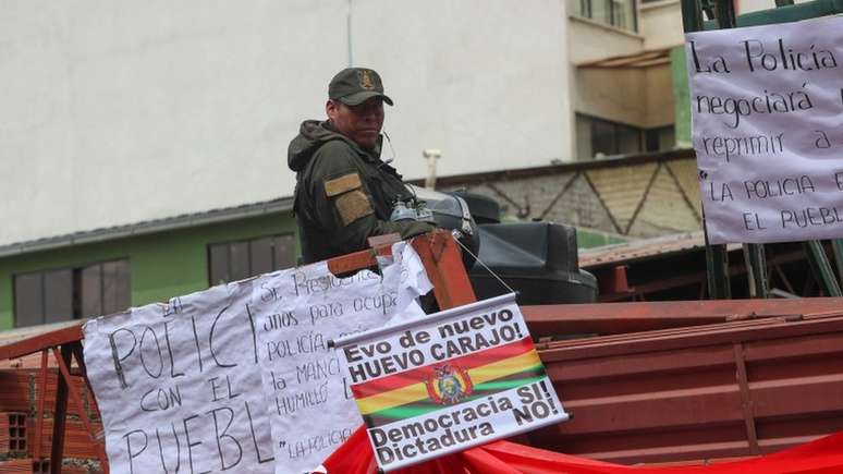 Cartazes críticos a Morales em La Paz; busca do presidente por um quarto mandato ocorreu a despeito de plebiscito no país