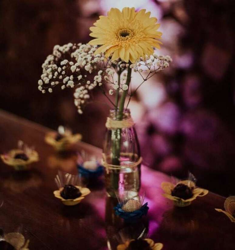 4. A flor de gérbera e a flor mosquitinho formam um delicado arranjo de mesa. Fonte: Pinterest