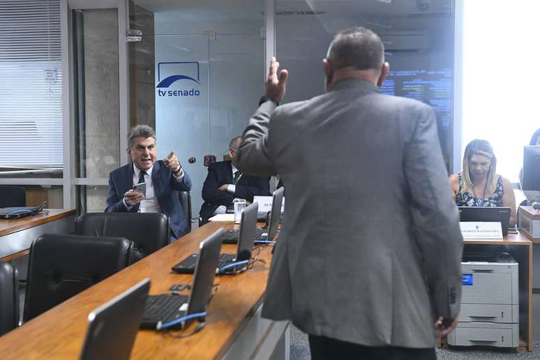 Ex-senador Romero Jucá e senador Telmário Mota (Pros-RR) discutem durante reunião da Comissão de Relações Exteriores (CRE) em 11 de setembro