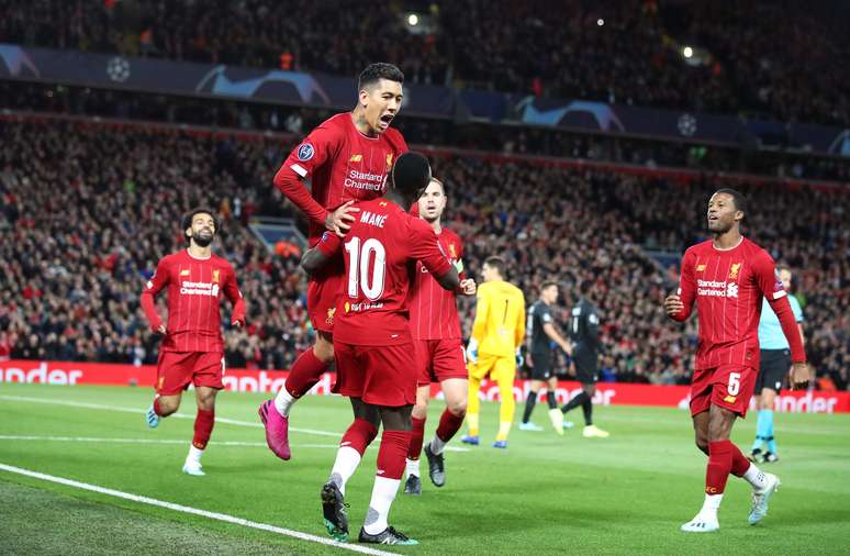 Roberto Firmino comemora com seus companheiros no Liverpool