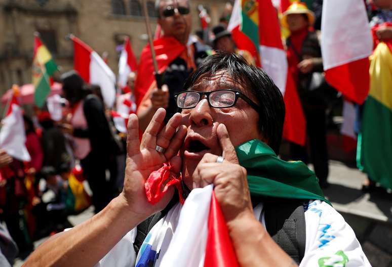 Manifestante durante protesto contra presidente da Bolívia, Evo Morales, em La Paz
10/11/2019
REUTERS/Carlos Garcia Rawlins