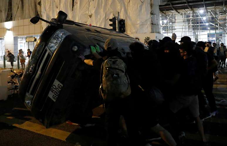 Manifestantes antigoverno viram veículo durante protesto em Hong Kong
11/11/2019
REUTERS/Tyrone Siu