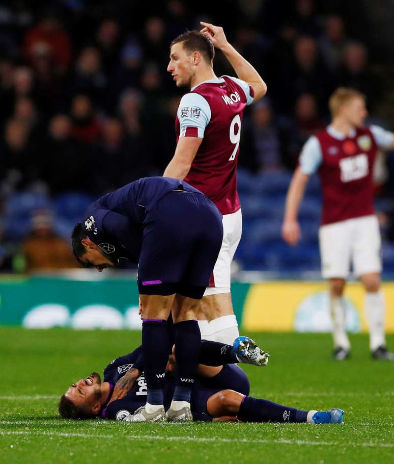 Manuel Lanzini, do West Ham, ap&oacute;s sofrer contus&atilde;o em partida contra Burnley
09/10/2019
Action Images via Reuters/Jason Cairnduff
