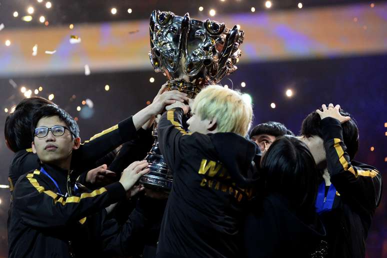 Equipe chinesa Funplus Phoenix levantam trof&eacute;u ap&oacute;s vencer mundial de League of Legends.
10/11/2019
REUTERS/Johanna Geron