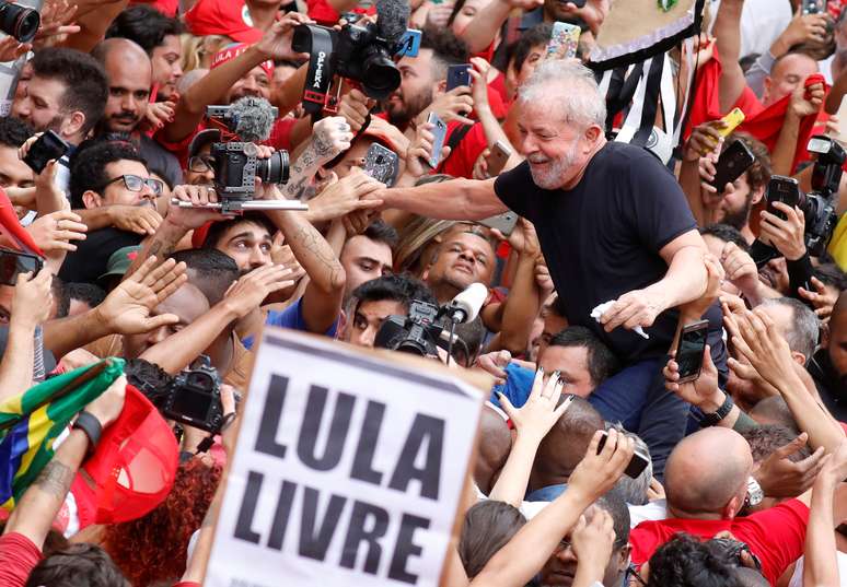 Ex-presidente Luiz Inácio Lula da Silva cercado por apoiadores em São Bernardo do Campo
09/11/2019
REUTERS/Nacho Doce