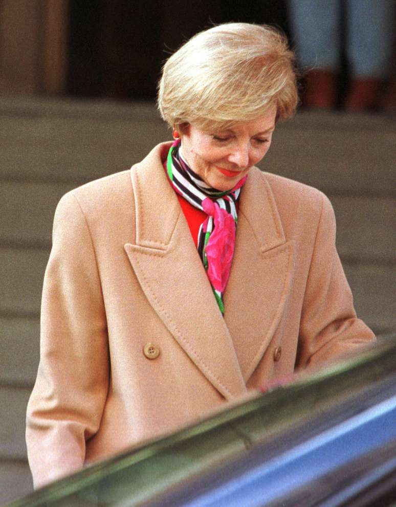 Ex-presidente argentina María Estela Martínez de Perón, "Isabelita", ao sair de tribunal na Espanha, onde prestou depoimento sobre o desaparecimento de 300 espanhóis na Argentina 2/3/1997 REUTERS/Sergio Perez