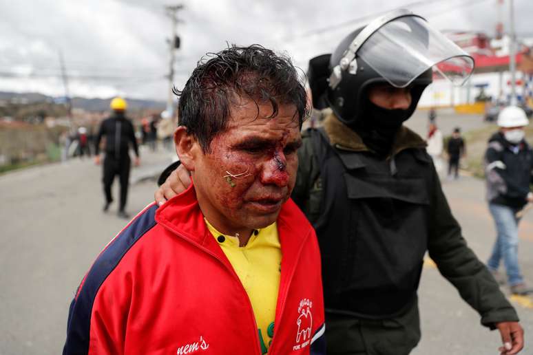 Homem &eacute; detido por policial durante choques entre simpatizantes do ex-presidente Evo Morales e militantes da oposi&ccedil;&atilde;o em La Paz
11/11/2019
REUTERS/Carlos Garcia Rawlins