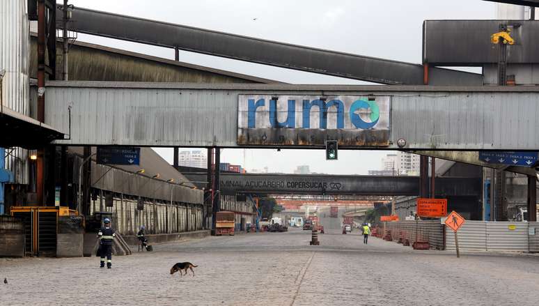 Terminal da empresa de logística Rumo no porto de Santos (SP) 
06/04/2015
REUTERS/Paulo Whitaker