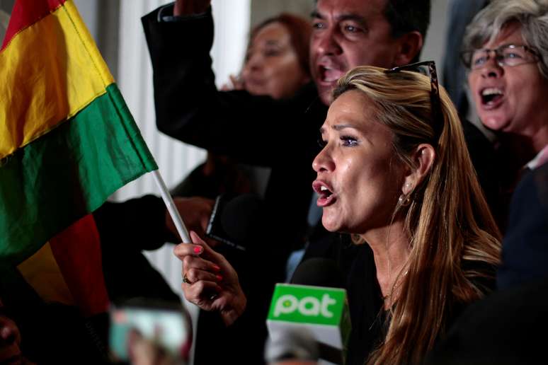 Senadora Jeanine A&ntilde;ez segura uma bandeira da Bol&iacute;via ao chegar ao Congresso em La Paz
11/11/2019
REUTERS/Manuel Claure 
