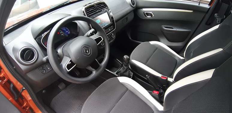 Por dentro, o destaque dessa vers&atilde;o s&atilde;o os bancos.