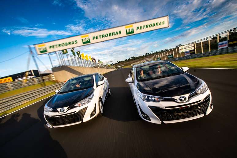 Toyota Yaris na pista com os jovens pilotos: carro será utilizado pela Academia – Foto: Duda Bairros/Stock Car