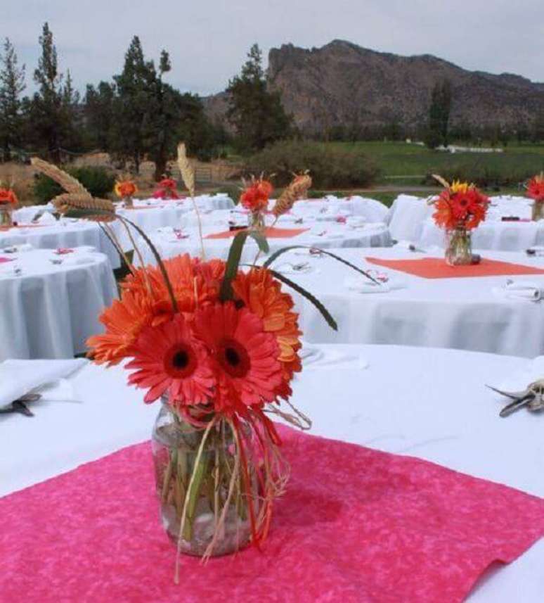 14. Utilize as flores de gérbera para formar lindos enfeites de centro de mesa. Fonte: Pinterest