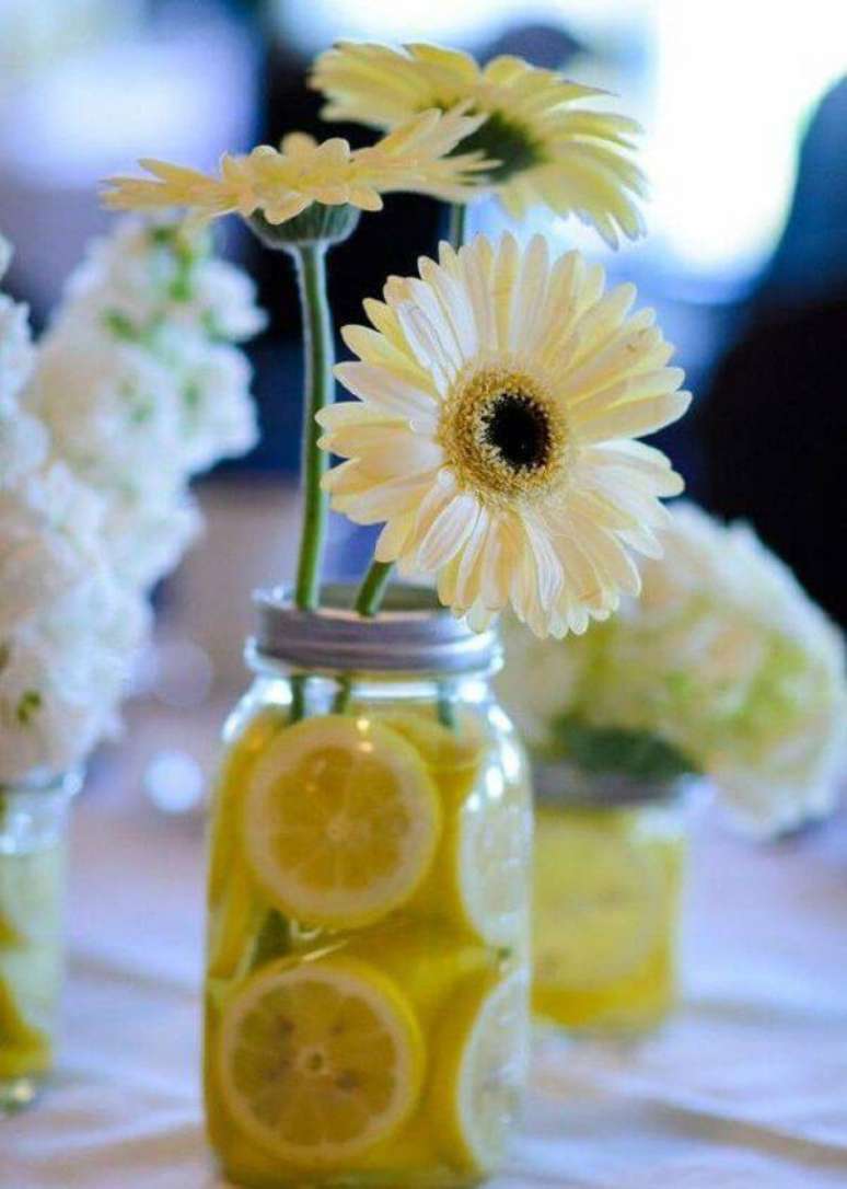 10. Utilize o frasco de vidro transparente e forme um lindo arranjo de gérbera. Fonte: Pinterest