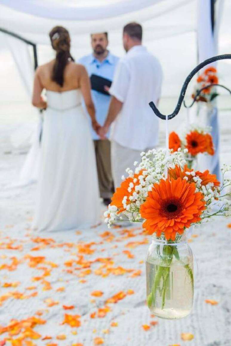8. Gérbera laranja compõe a decoração de casamento. Fonte: Pinterest