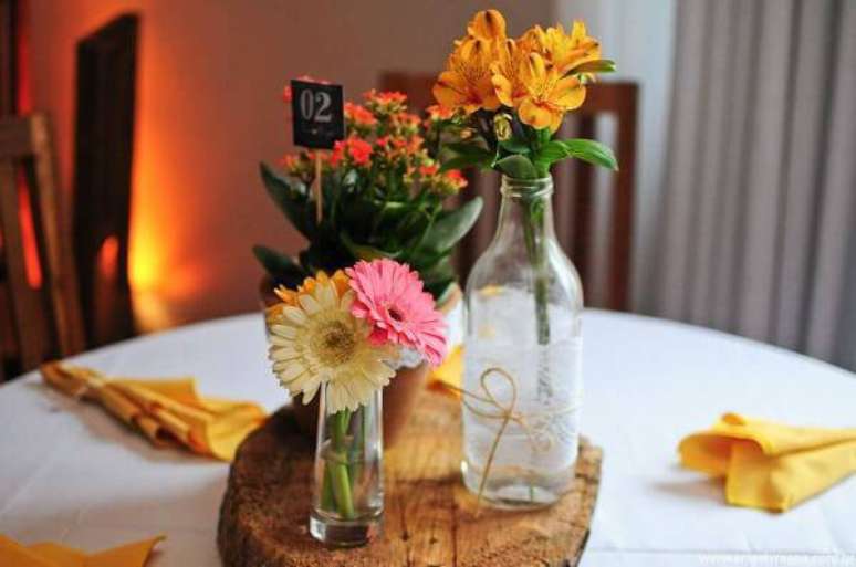 11. Forme um lindo arranjo de gérbera e decore o centro de mesa. Fonte: Pinterest