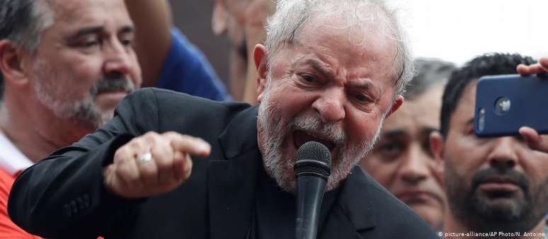 No dia seguinte à sua libertação, o ex-presidente Lula discursa diante de simpatizantes em São Bernardo do Campo