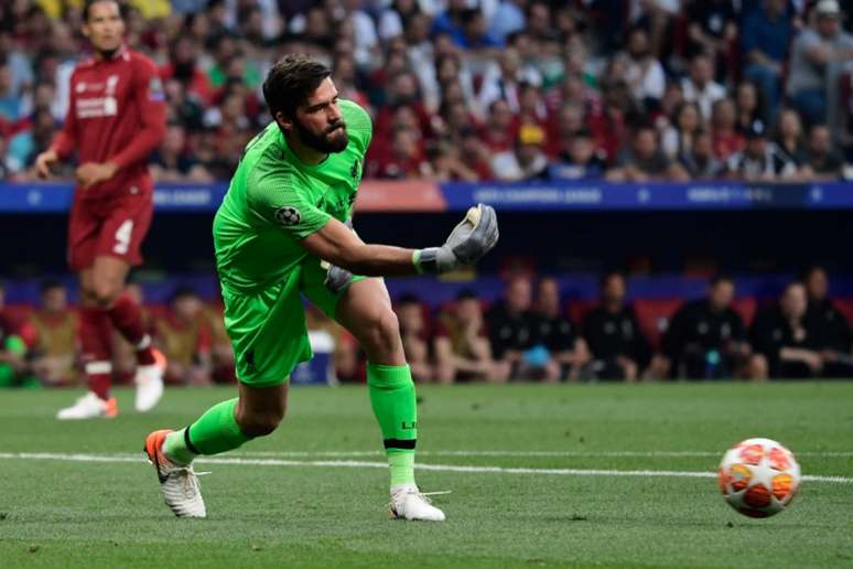 Alisson venceu o primeiro confronto contra o Manchester City (AFP)