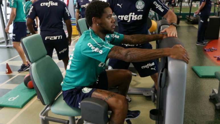 Luiz Adriano trabalha para proteger área da coxa que machucou há mais de um mês (Agência Palmeiras/Divulgação)