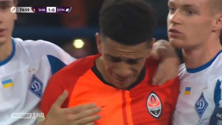 Taison deixou o campo chorando