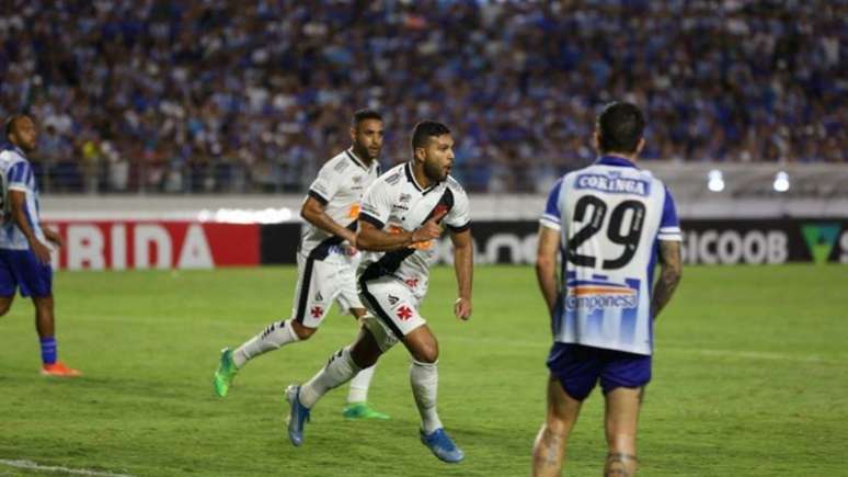 Henríquez corre para o abraço após marcar o segundo gol do Vasco - Carlos Gregório Jr | #VascoDaGama
