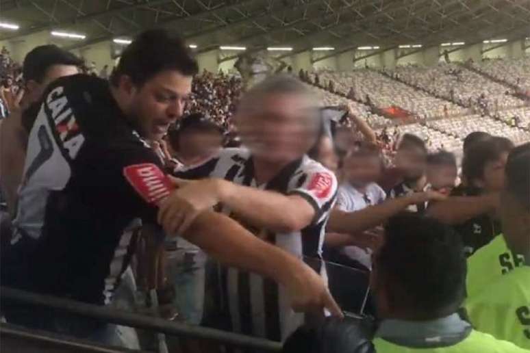 O ato racista foi registrado no meio da confusão depóis do jogo contra o Cruzeiro, pelo Brasileiro-(Reprodução/Twitter)