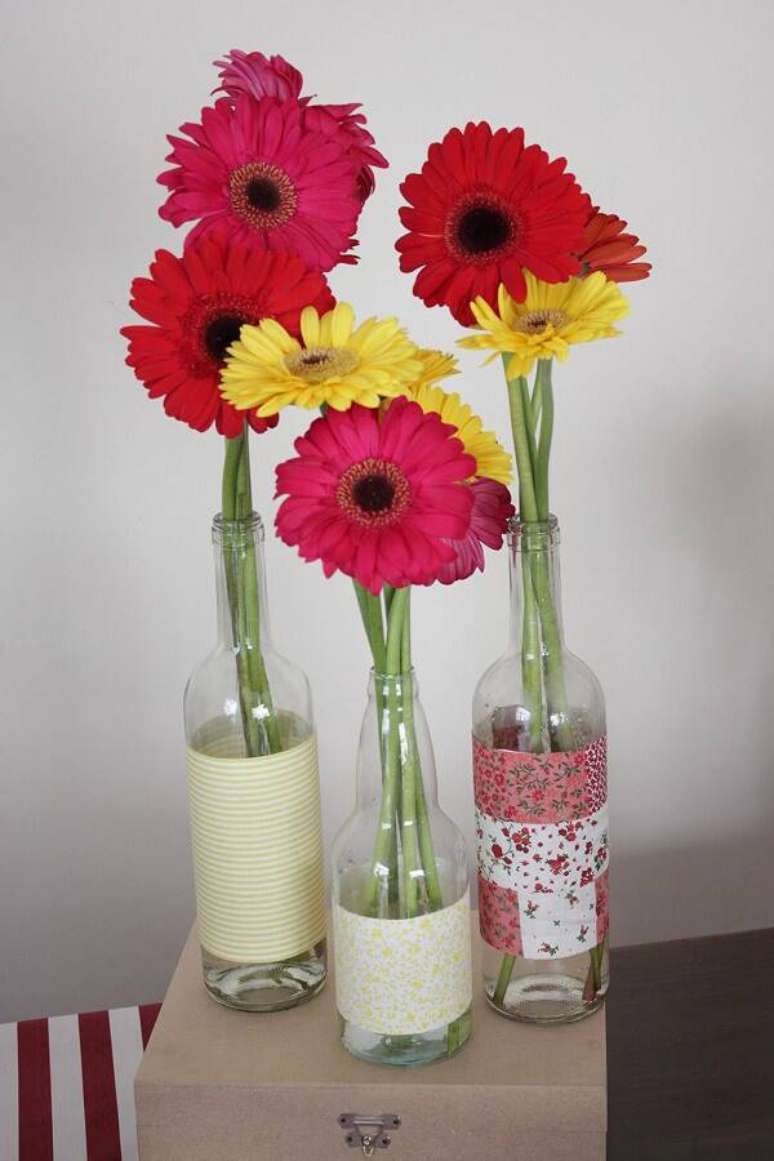 19. Vidraçaria com detalhes em tecido recebem flores de gérbera. Fonte: Pinterest