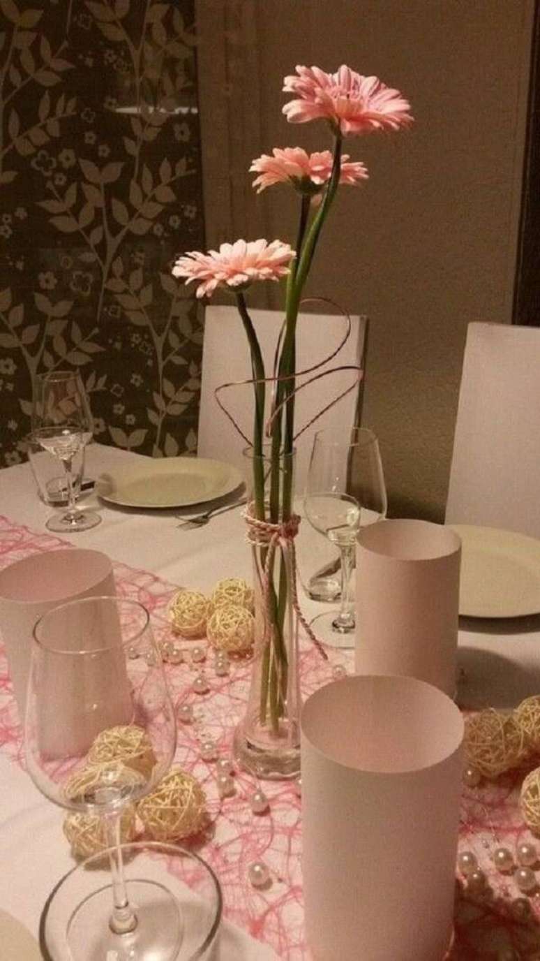 16. Enfeite a sala de jantar com um lindo e delicado vaso com flores de gérbera. Fonte: Pinterest