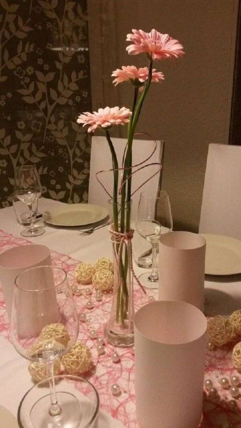 16. Enfeite a sala de jantar com um lindo e delicado vaso com flores de g&eacute;rbera. Fonte: Pinterest