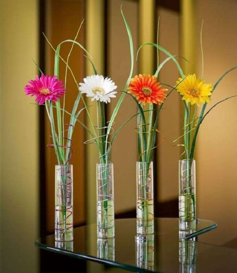 17. Traga cor para os ambientes incluindo mini vasos com flores de gérbera. Fonte: Pinterest