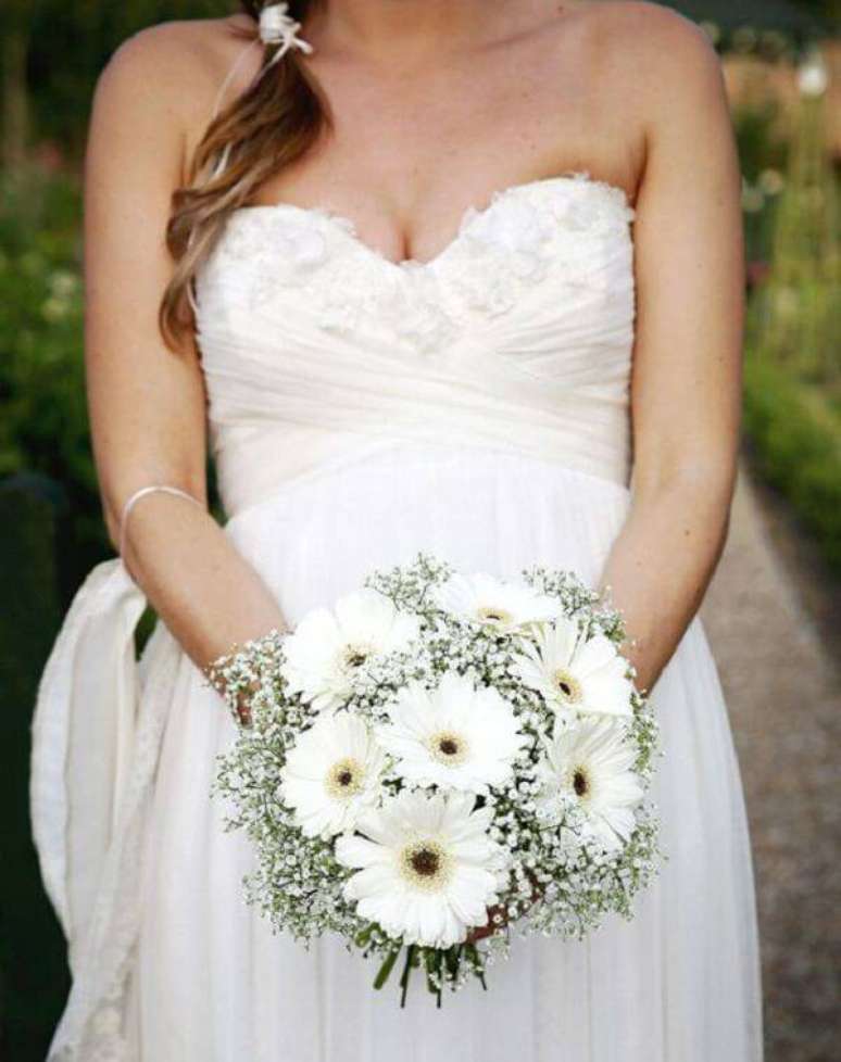 3. Buquê formado com flores de gérbera branca. Fonte: Pinterest