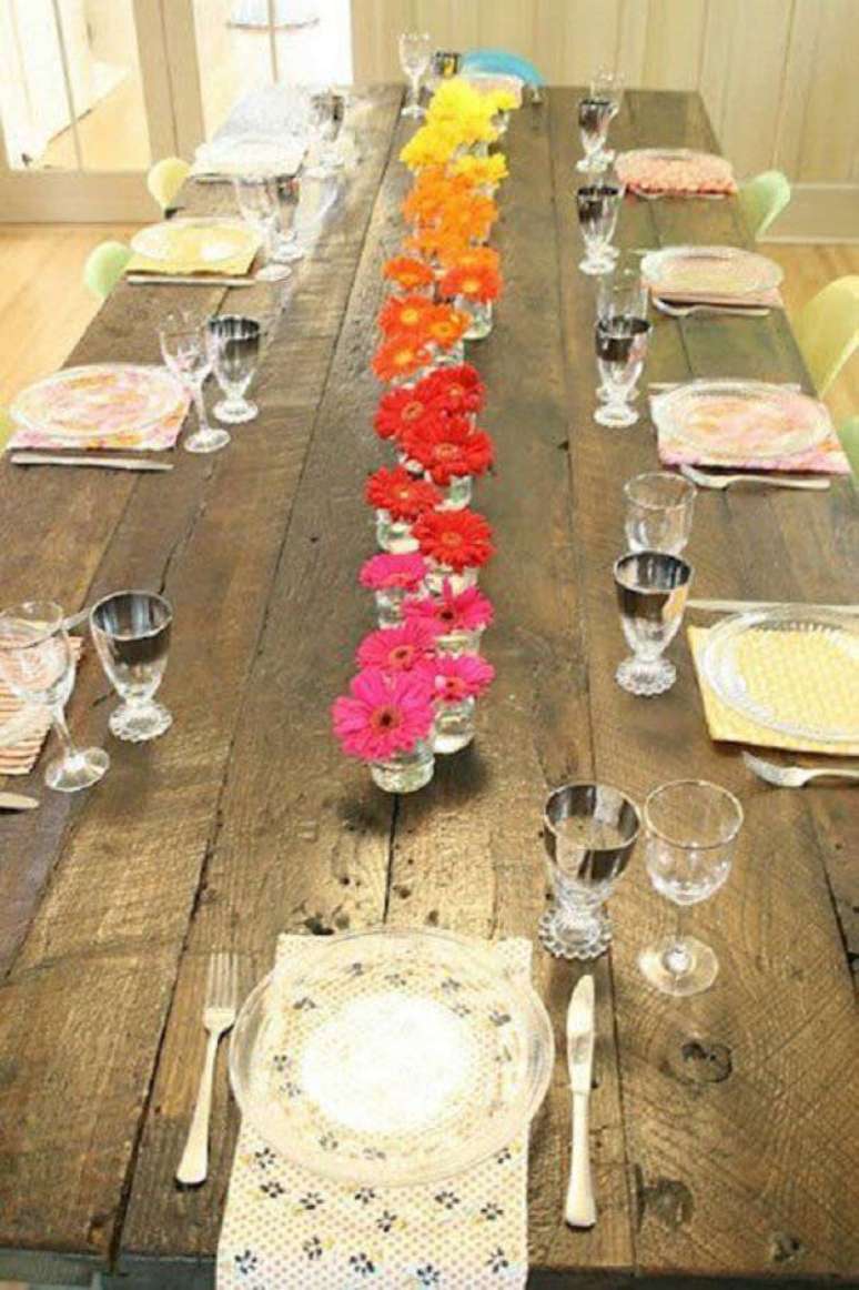 34. Forme um lindo arranjo de mesa com flores de gérbera em diferentes tonalidades. Fonte: Pinterest