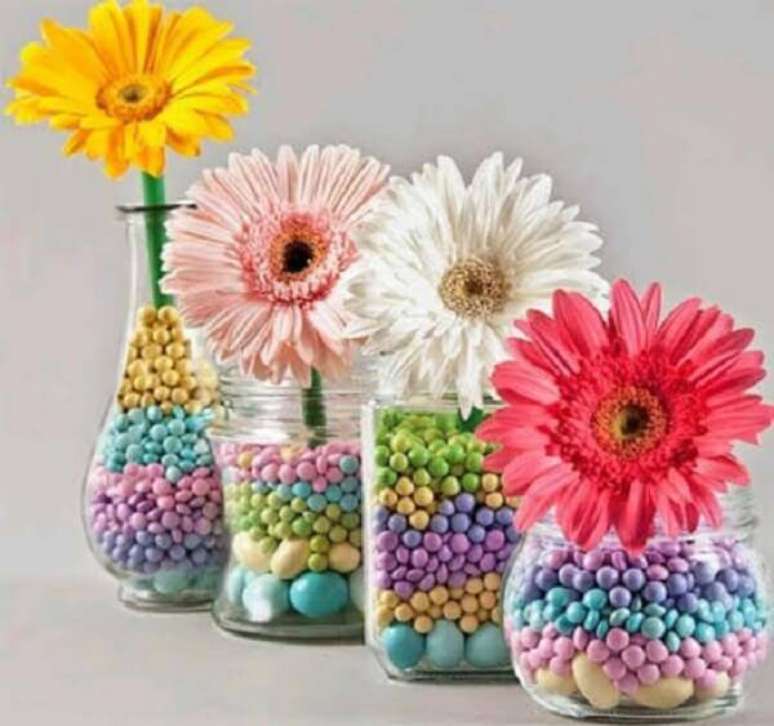 35. Use potes de vidro transparante para compor os arranjos com flores de gérbera. Fonte: Pinterest