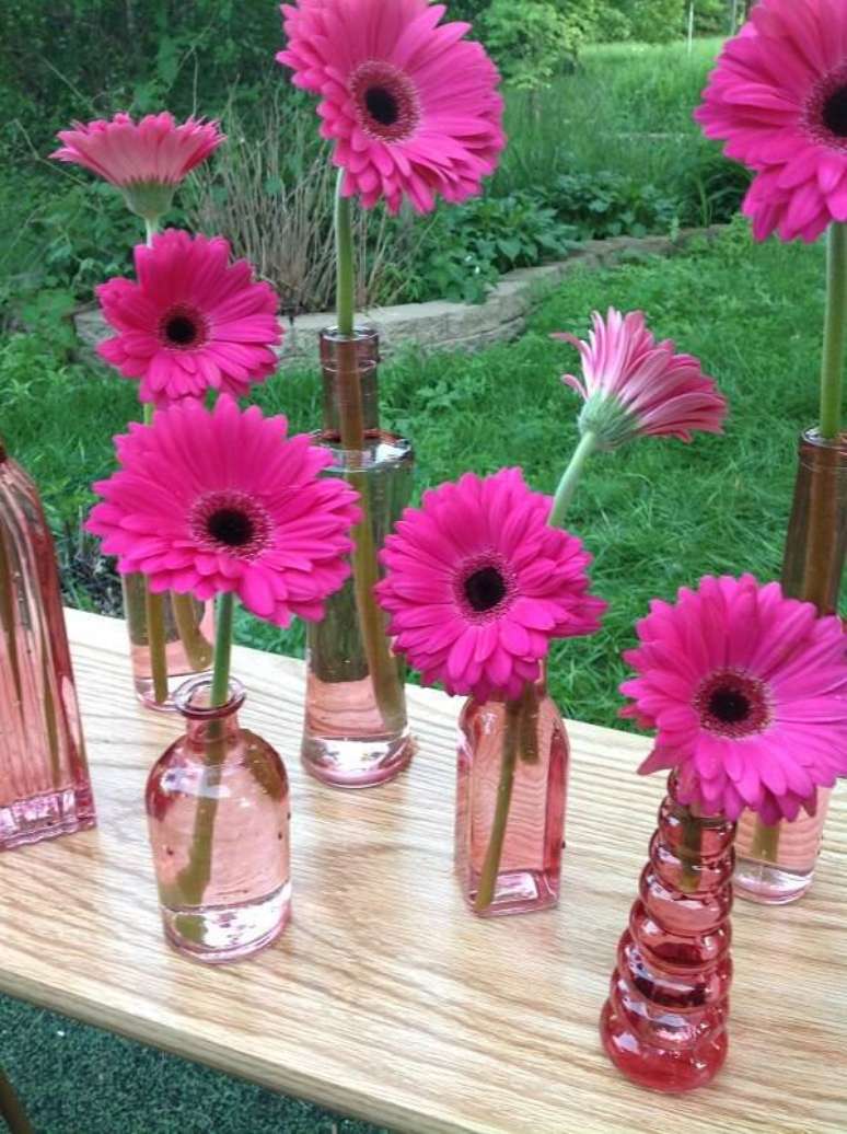 37. Delicados enfeites feitos com gérberas em tom rosa pink. Fonte: Pinterest