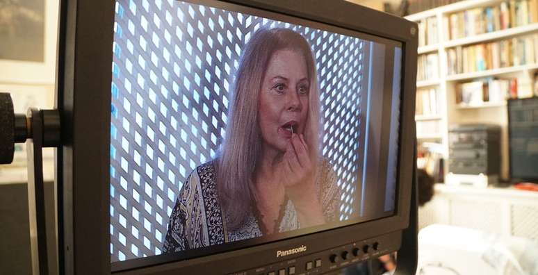 Vera Fischer vista no monitor durante cena de 'Quase Alguém'