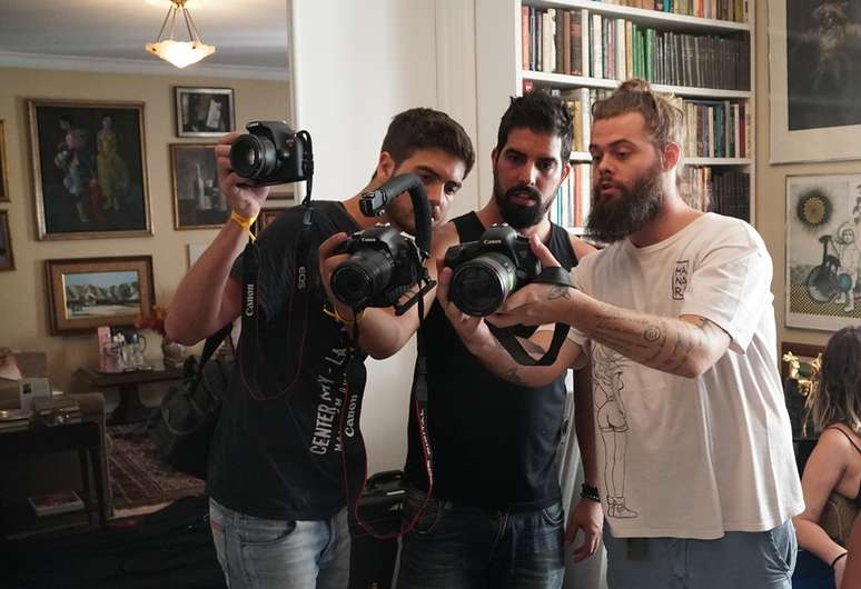 Gabriel Almeida (de camiseta branca), filho de Vera Fischer e do também ator Felipe Camargo, é diretor da segunda unidade da produção