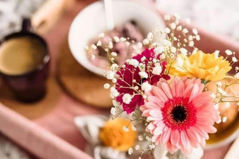 9. Café na cama acompanhado de um mini vaso com flores de gérbera. Fonte: Pinterest
