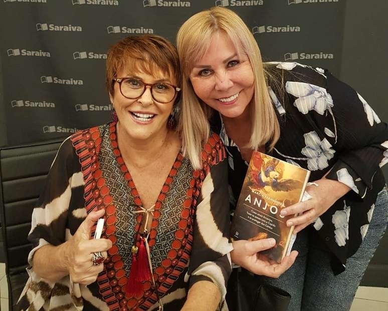 M&aacute;rcia Fernandes recebeu amigos, admiradores, seguidores e imprensa em evento com longa fila para aut&oacute;grafos
