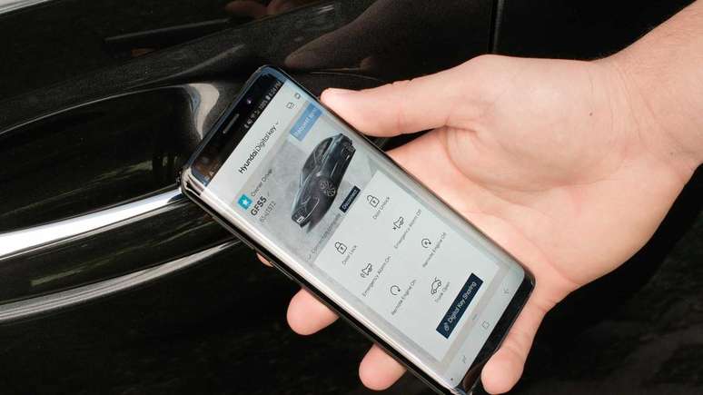 O carro pode ser compartilhado com usuários externos através de um aplicativo Android. 