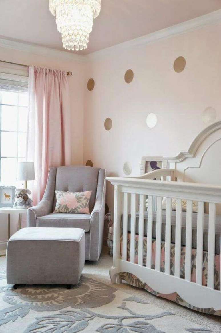16. Temas para quarto de bebê com papel de parede dourado – Por: Pinterest