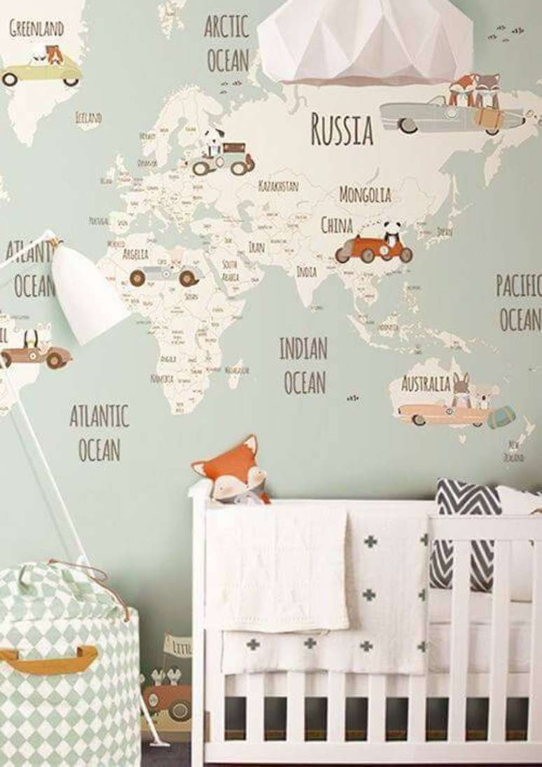 17. Temas para quarto de bebê com mapa mundi no papel de parede e animais na decoração – Por: Pinterest